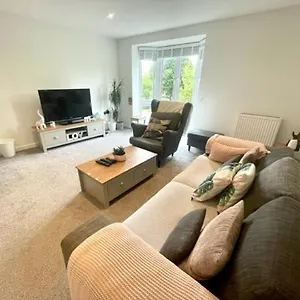  Apartment Spacious Two Bedroom In Close To Bay And United Kingdom